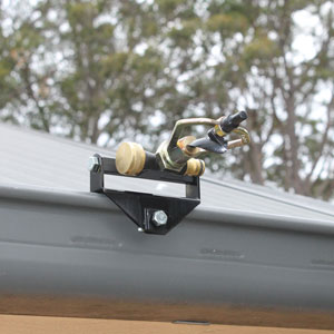 horizontally mounted gutter sprinkler